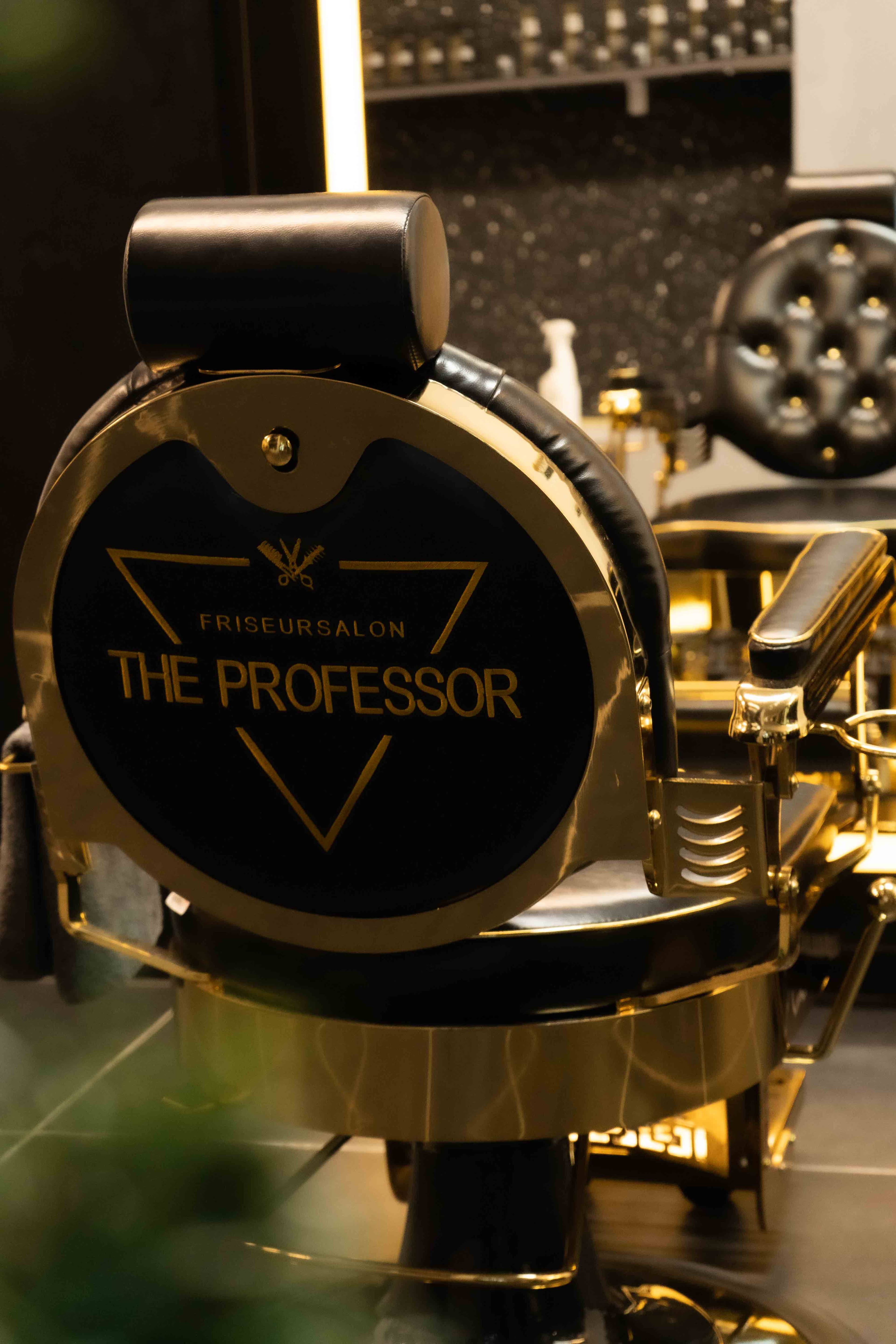 Blick in den Salon — moderne Barbershop-Einrichtung von The Professor