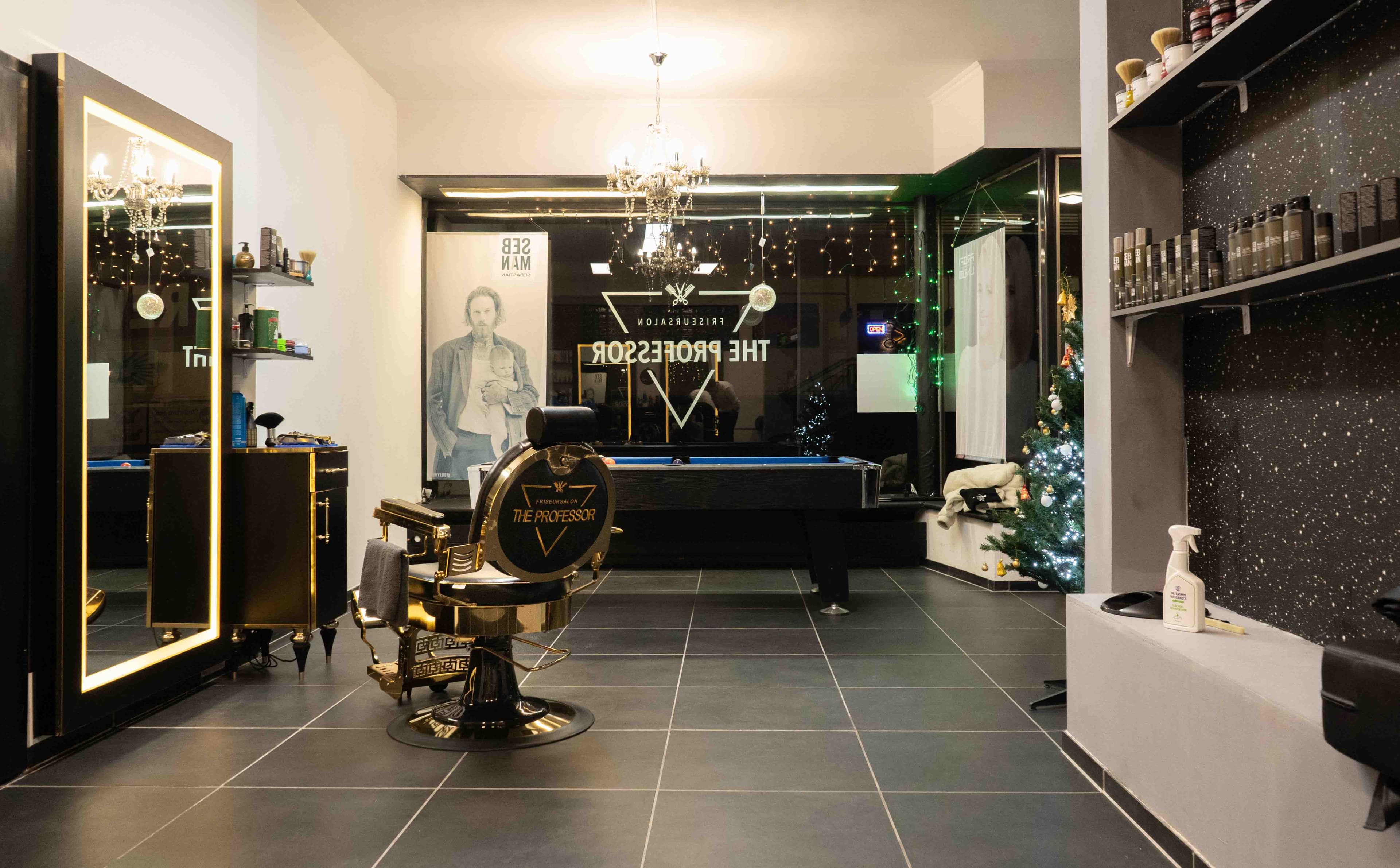 Einrichtung des The Professor Salons